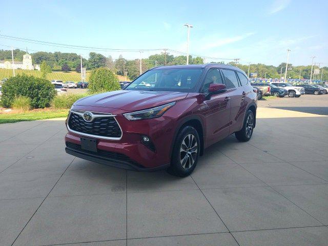 used 2022 Toyota Highlander car, priced at $33,994