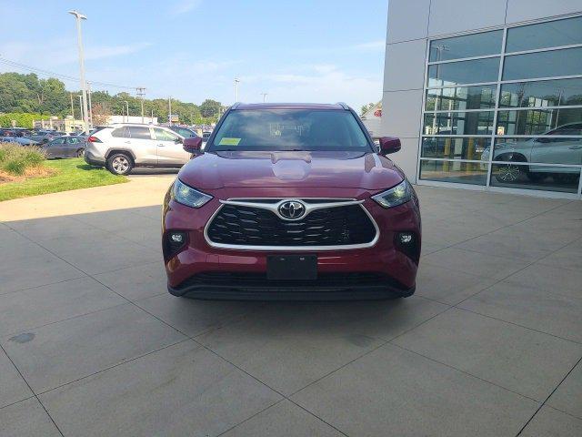 used 2022 Toyota Highlander car, priced at $33,994