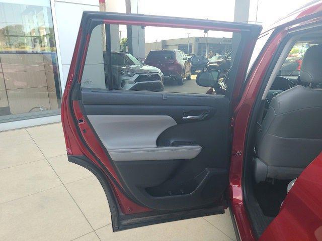 used 2022 Toyota Highlander car, priced at $33,994