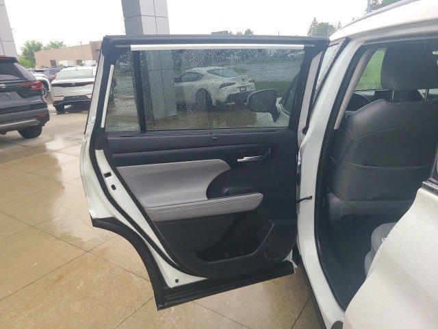 used 2022 Toyota Highlander car, priced at $32,238