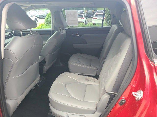 used 2022 Toyota Highlander car, priced at $35,912