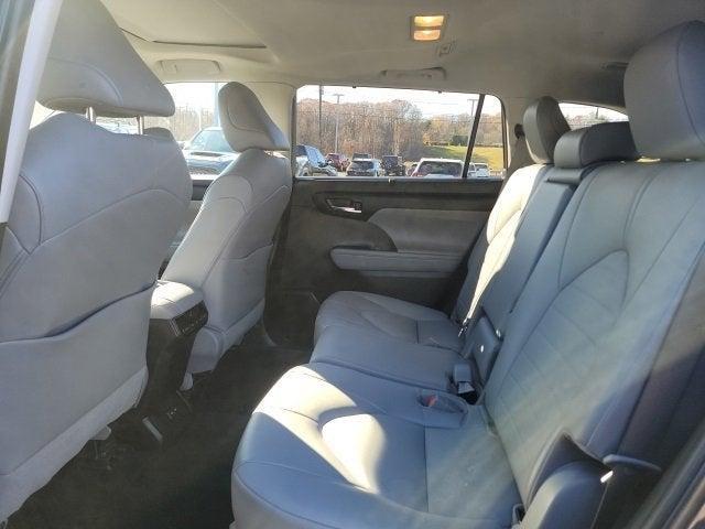 used 2022 Toyota Highlander car, priced at $35,425