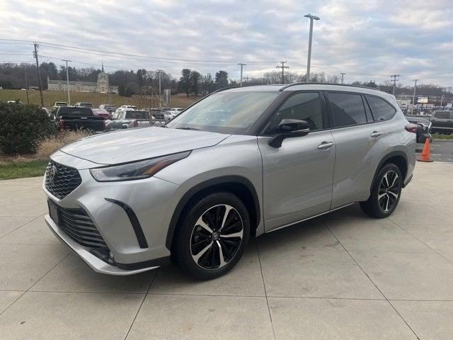 used 2022 Toyota Highlander car, priced at $38,499