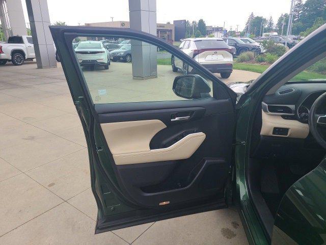 used 2023 Toyota Highlander car, priced at $37,999