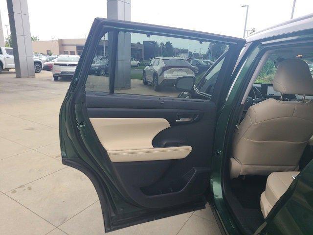 used 2023 Toyota Highlander car, priced at $37,999