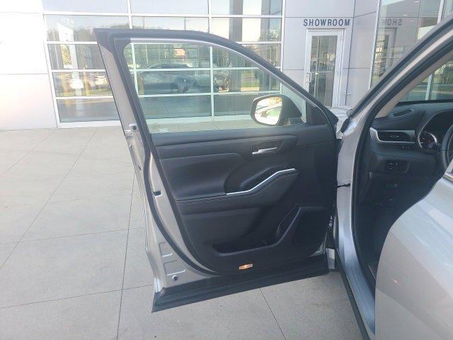 used 2024 Toyota Highlander car, priced at $37,399