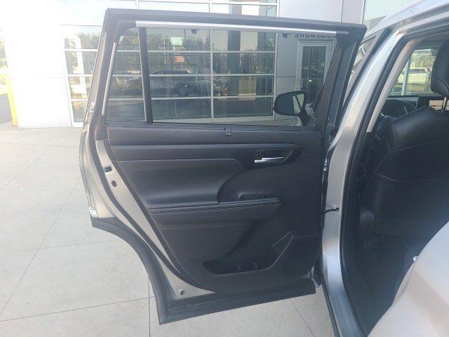 used 2024 Toyota Highlander car, priced at $37,399