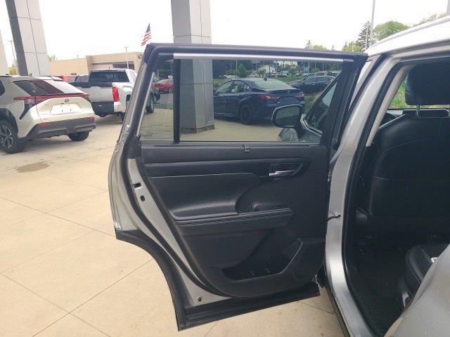 used 2023 Toyota Highlander Hybrid car, priced at $42,053