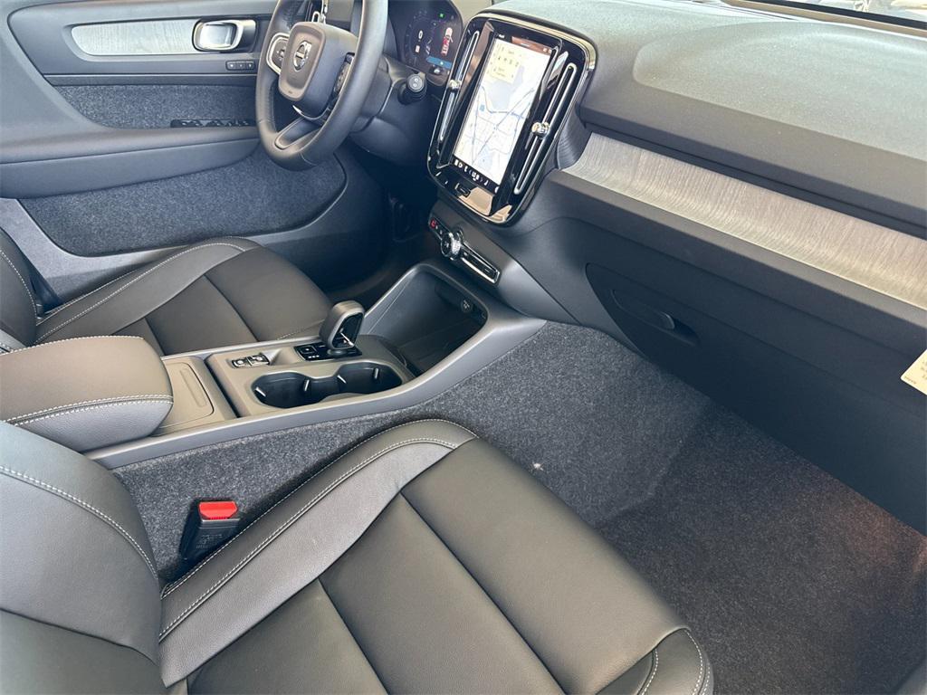 new 2025 Volvo XC40 car, priced at $47,030