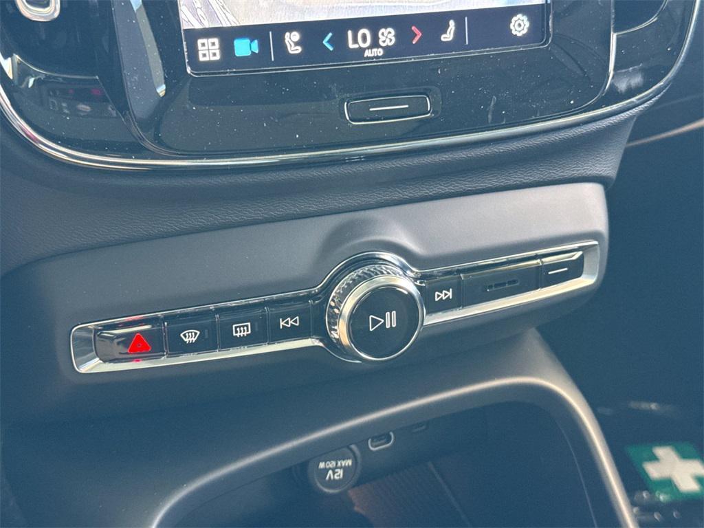 new 2025 Volvo XC40 car, priced at $47,030