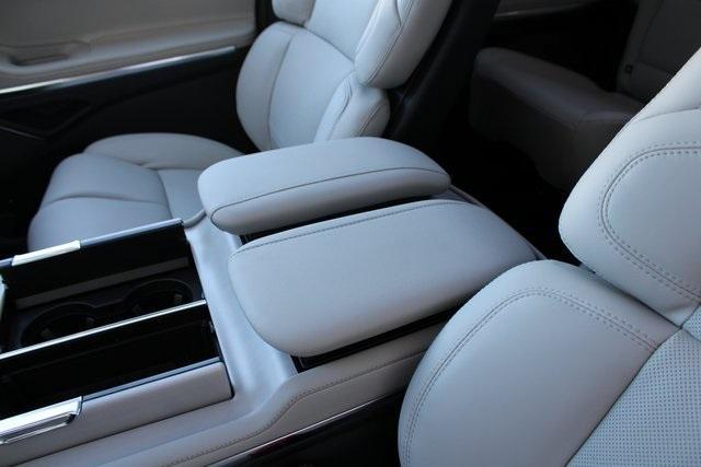 new 2025 Lincoln Navigator car, priced at $100,162