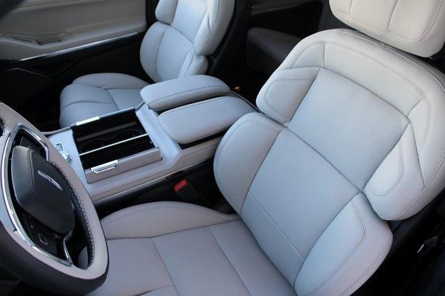 new 2025 Lincoln Navigator car, priced at $100,162