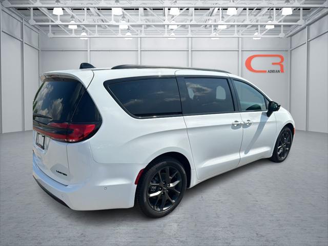 new 2024 Chrysler Pacifica car, priced at $50,977