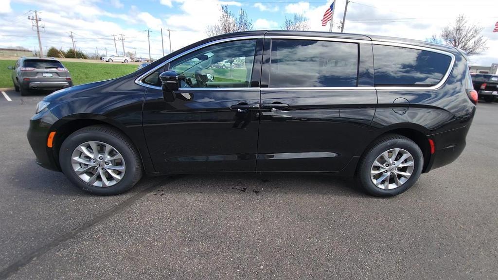 new 2024 Chrysler Pacifica car, priced at $40,904