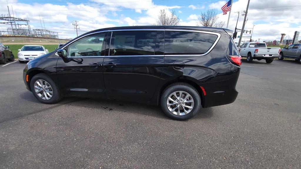 new 2024 Chrysler Pacifica car, priced at $40,904