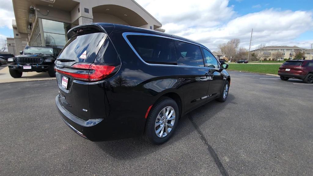 new 2024 Chrysler Pacifica car, priced at $40,904