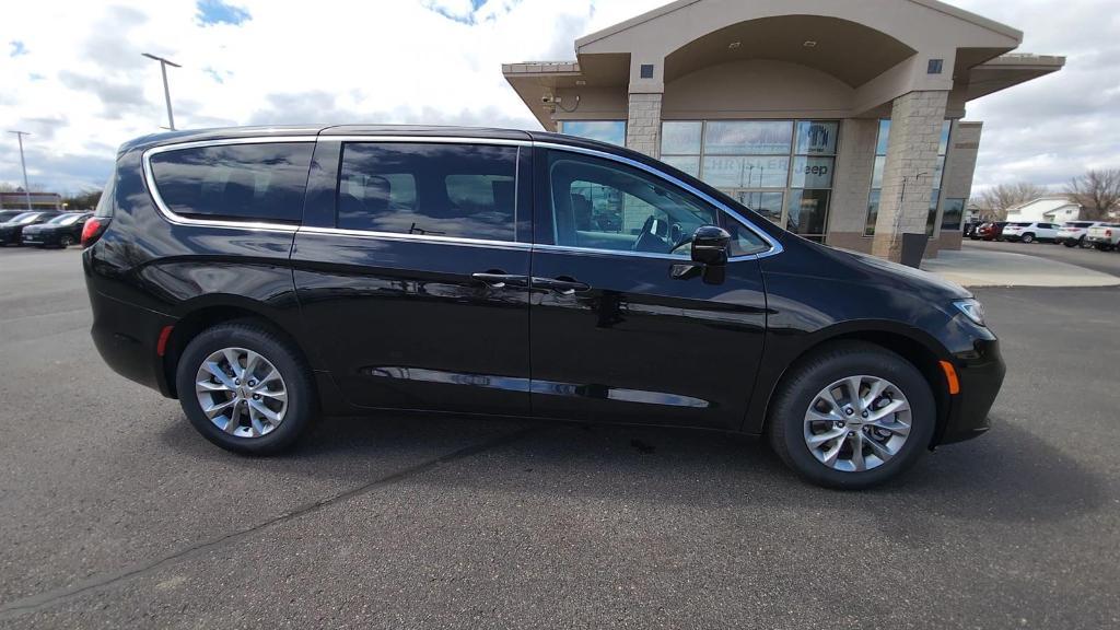 new 2024 Chrysler Pacifica car, priced at $40,904