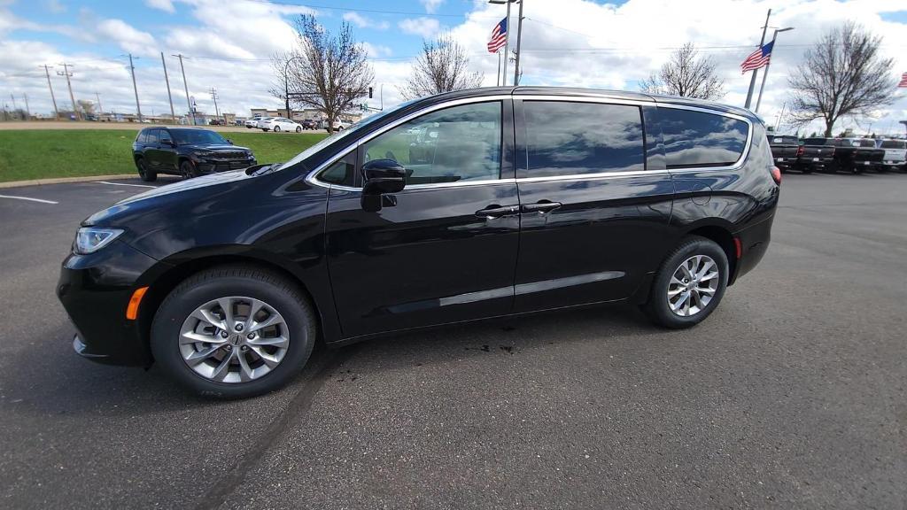 new 2024 Chrysler Pacifica car, priced at $40,904