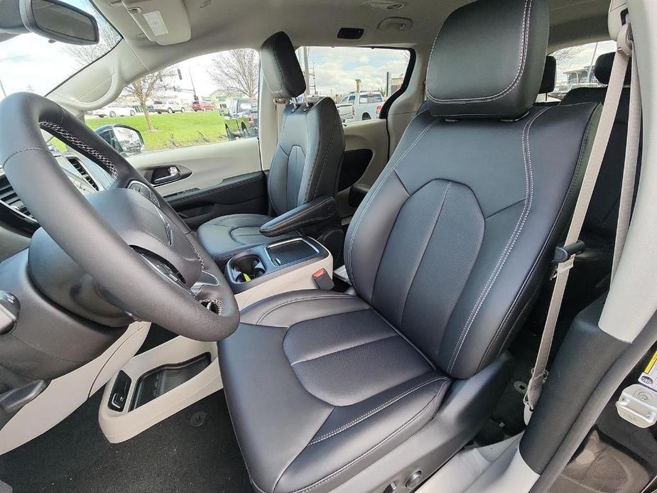 new 2024 Chrysler Pacifica car, priced at $40,904