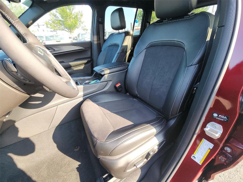 new 2024 Jeep Grand Cherokee car, priced at $39,989