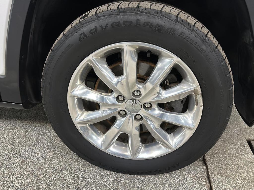 used 2015 Jeep Cherokee car, priced at $10,488