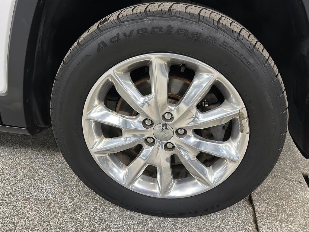 used 2015 Jeep Cherokee car, priced at $10,488