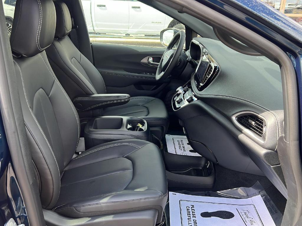 new 2025 Chrysler Pacifica car, priced at $41,222