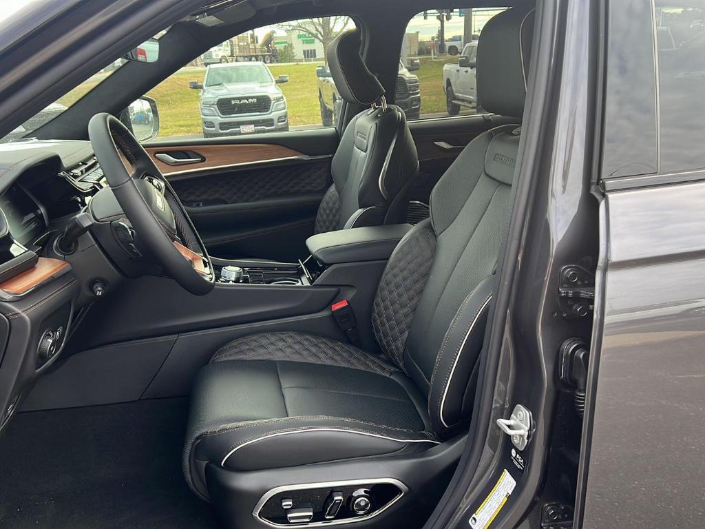 new 2025 Jeep Grand Cherokee car, priced at $65,169