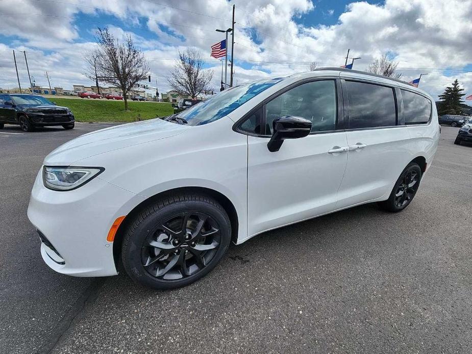 new 2024 Chrysler Pacifica car, priced at $49,566