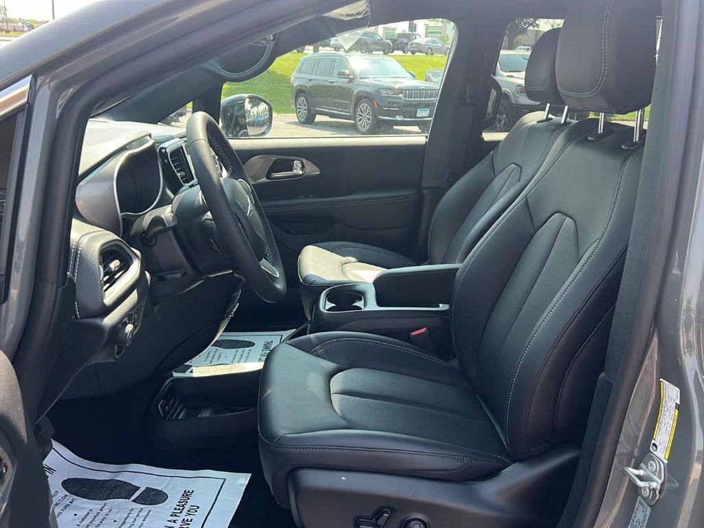 new 2025 Chrysler Pacifica car, priced at $44,292