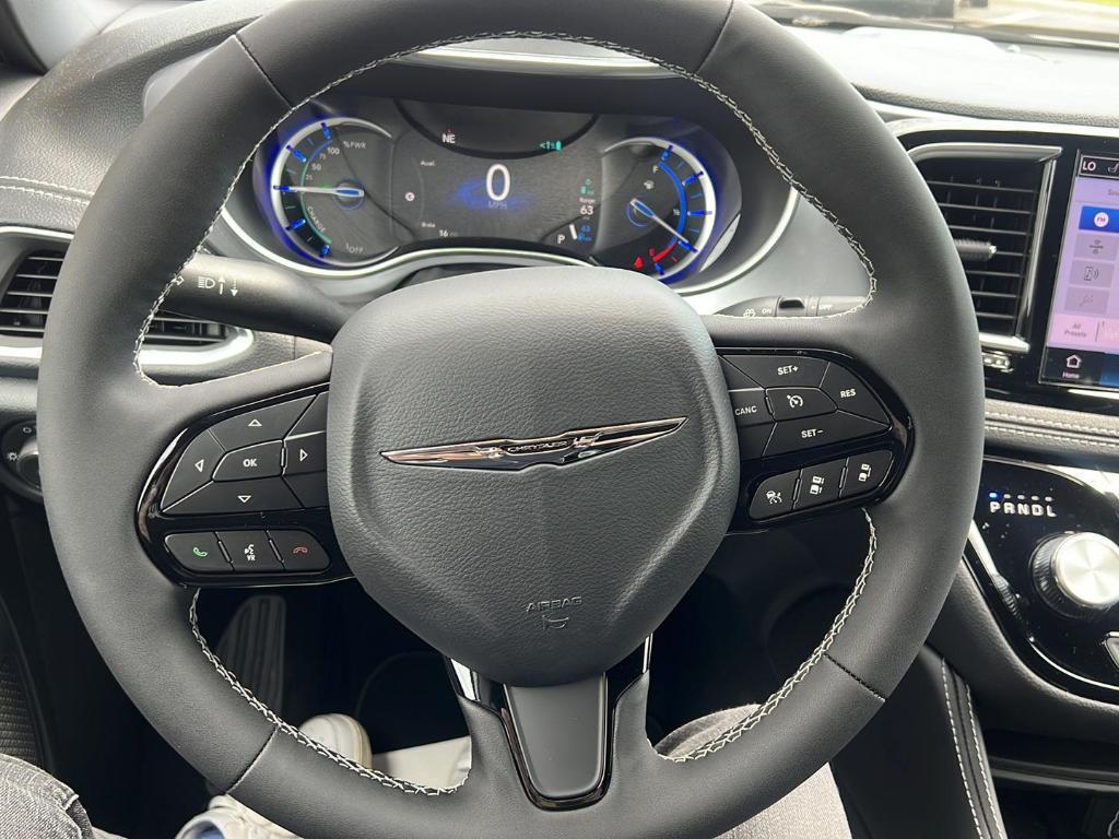 new 2025 Chrysler Pacifica Hybrid car, priced at $45,873