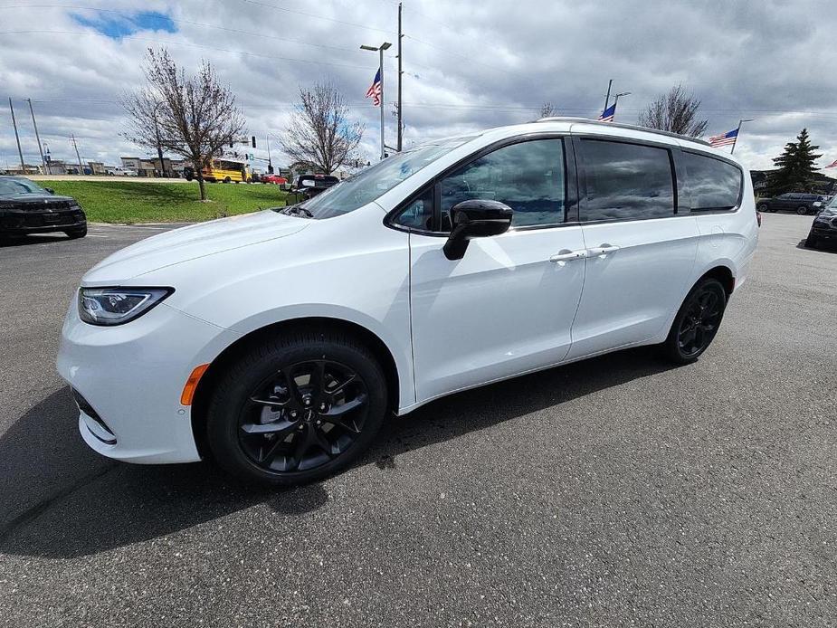 new 2024 Chrysler Pacifica car, priced at $44,360