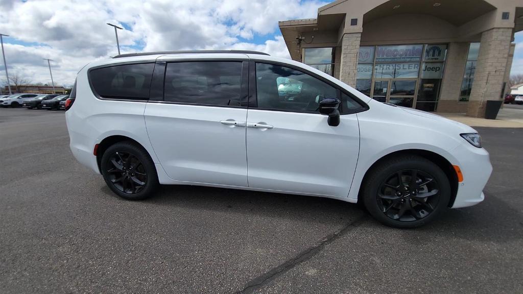 new 2024 Chrysler Pacifica car, priced at $44,360