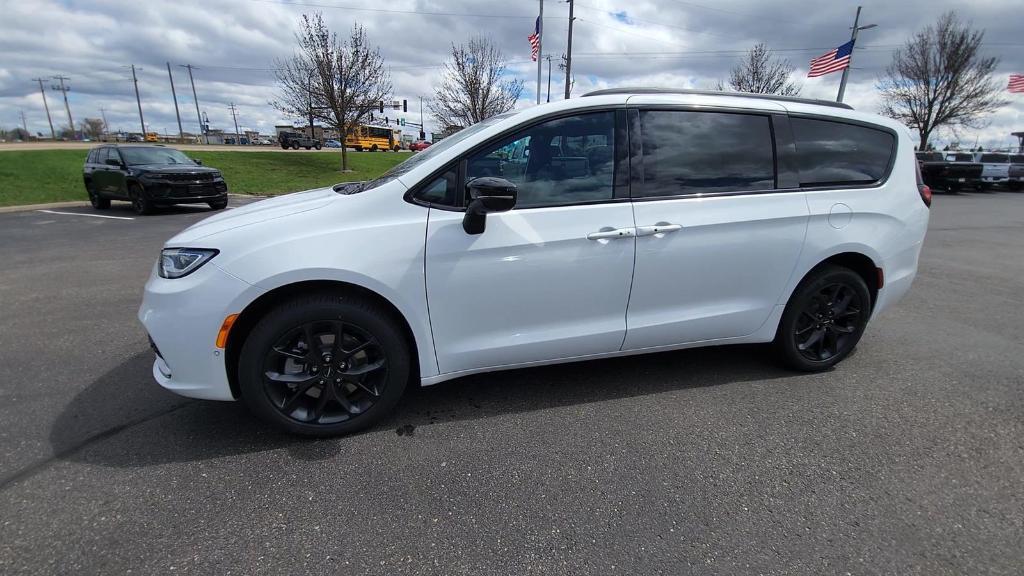 new 2024 Chrysler Pacifica car, priced at $44,360