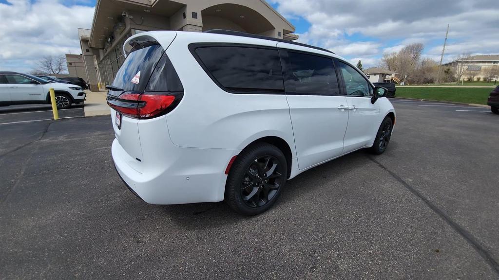 new 2024 Chrysler Pacifica car, priced at $44,360