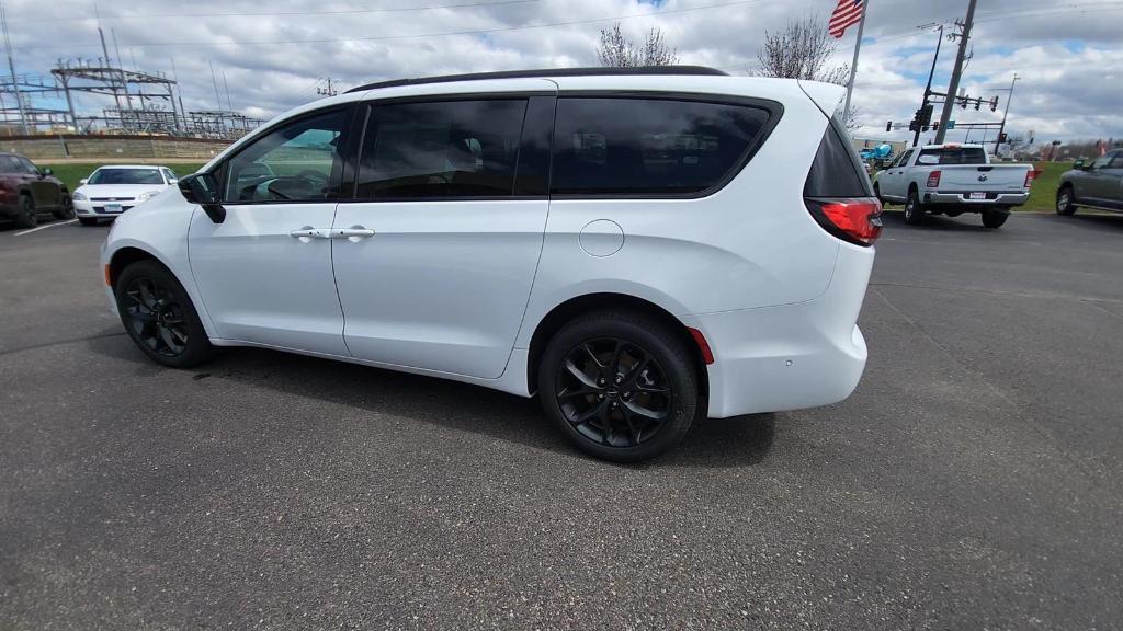 new 2024 Chrysler Pacifica car, priced at $44,360