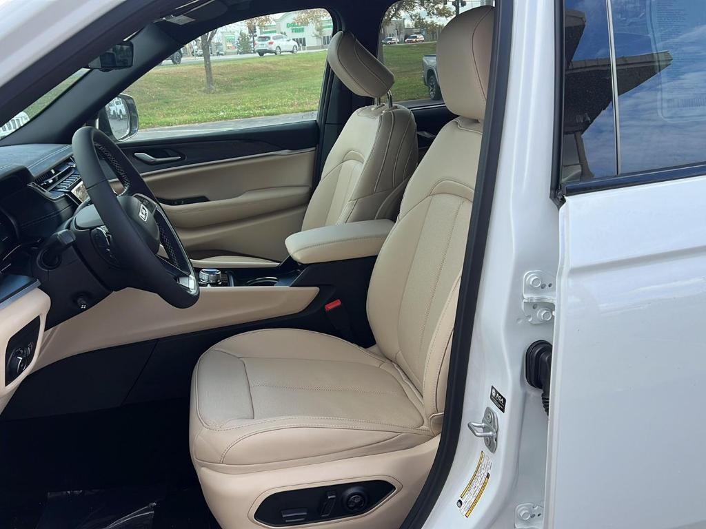 new 2025 Jeep Grand Cherokee car, priced at $49,873