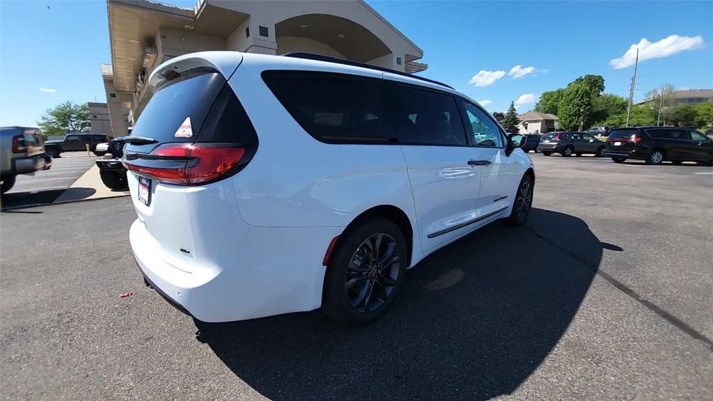 new 2024 Chrysler Pacifica car, priced at $42,314