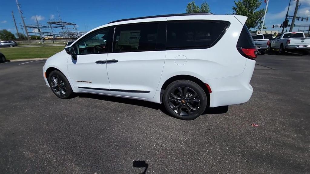 new 2024 Chrysler Pacifica car, priced at $42,314