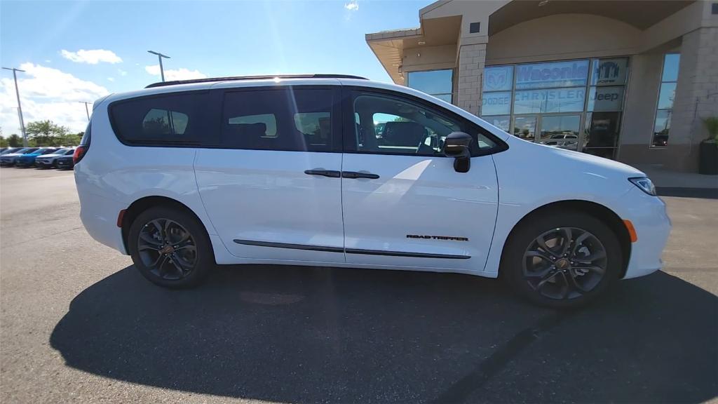 new 2024 Chrysler Pacifica car, priced at $42,314