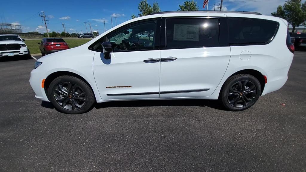 new 2024 Chrysler Pacifica car, priced at $42,314