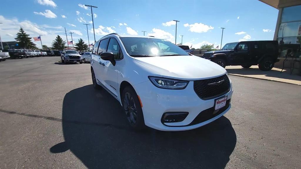 new 2024 Chrysler Pacifica car, priced at $42,314