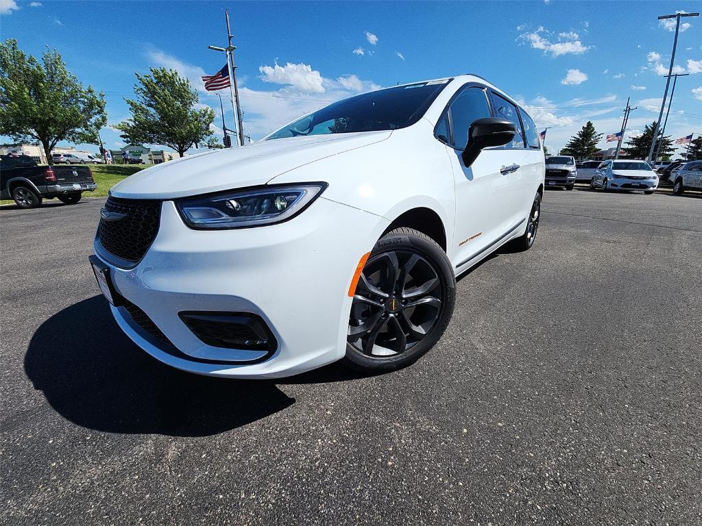 new 2024 Chrysler Pacifica car, priced at $42,314