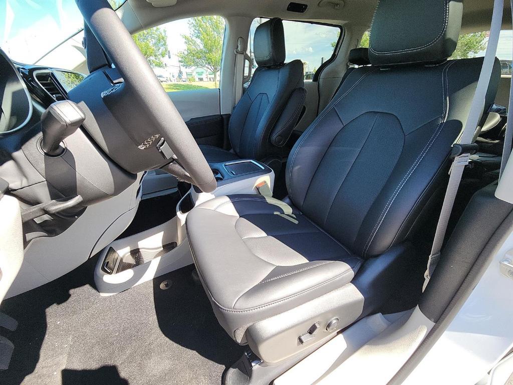 new 2024 Chrysler Pacifica car, priced at $42,314