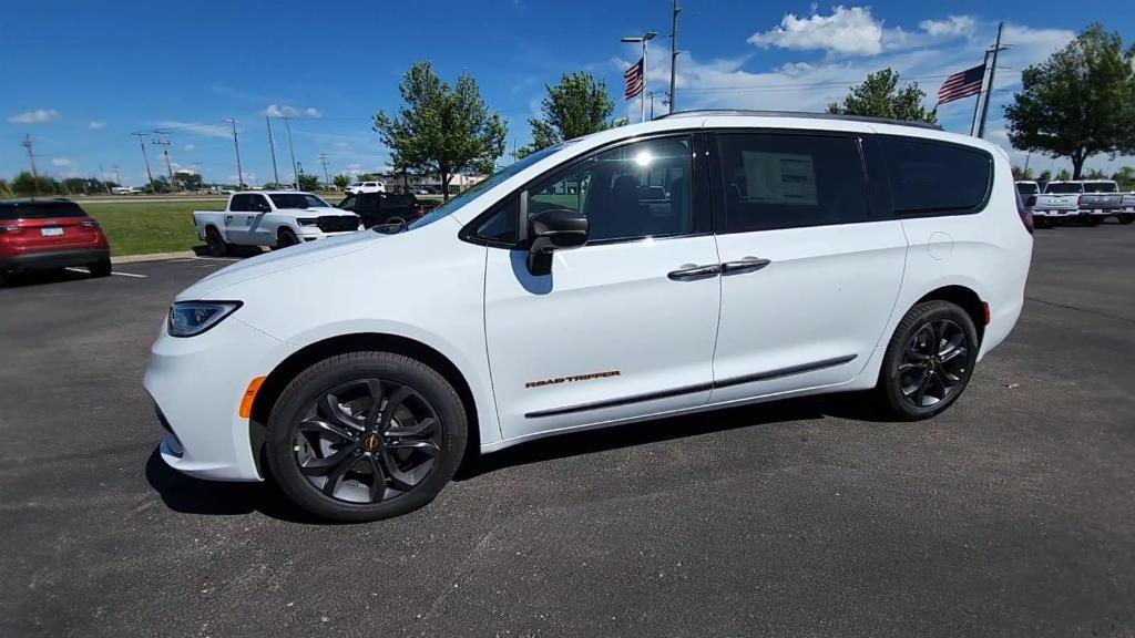 new 2024 Chrysler Pacifica car, priced at $42,314