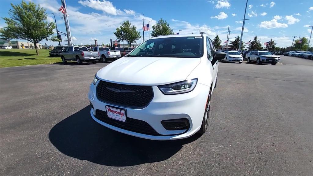 new 2024 Chrysler Pacifica car, priced at $42,314