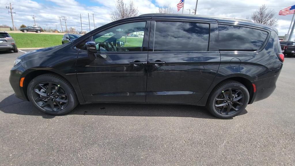 new 2024 Chrysler Pacifica car, priced at $47,417