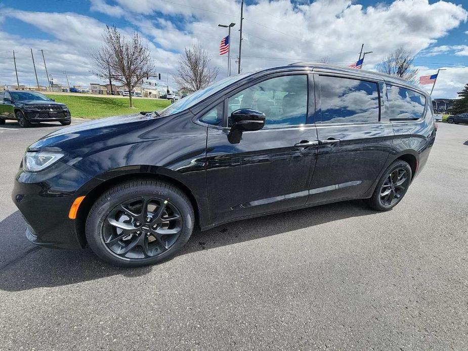 new 2024 Chrysler Pacifica car, priced at $52,037