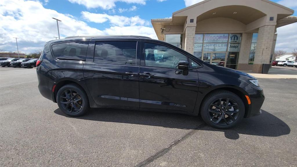 new 2024 Chrysler Pacifica car, priced at $47,417