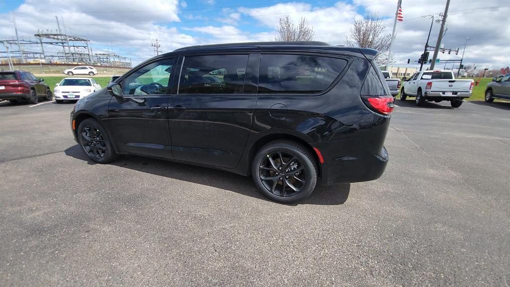 new 2024 Chrysler Pacifica car, priced at $47,417